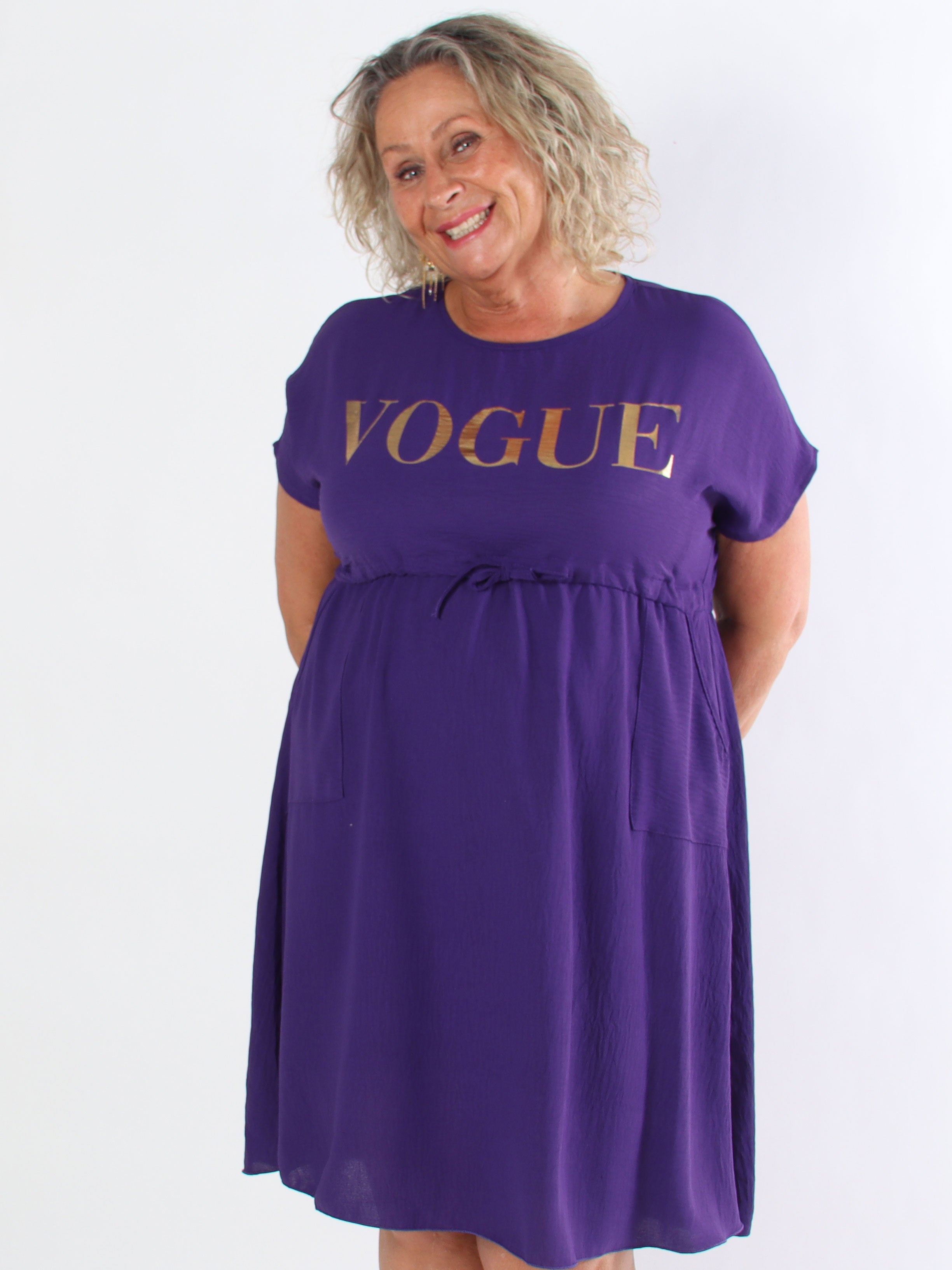 Ada - Sød plus size kjole med vogue henover brystet